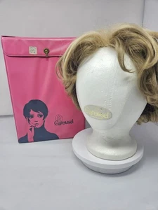 Peluca y estuche carrusel rosa Twiggy Liza peluca rubia rizos modacrílico 1960 de colección - Imagen 1 de 24