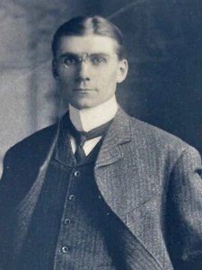 1902 Porträt eines identifizierten 23-jährigen Mannes Pince Nez Brille Anzug & Krawatte - Bild 1 von 5