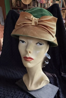 Sombrero cubo vintage de terciopelo verde de los años 50 con lazo dorado satinado para mujer Foto 1 de 4