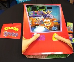 Videogioco Giocattolo McDonald's Happy Meal Display Spryo & Crash Bandicoot 2005 - Foto 1 di 18
