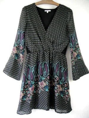 Vestido Charlotte Russe Talla Pequeña Negro Estampado Paisley, Manga Campana Cuello en V Forrado Foto 1 de 4