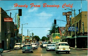 HOWDY FROM BANNING, CALIFORNIA - BUSY STREET VIEW - DRUG STORE VINTAGE POSTCARD - Picture 1 of 2