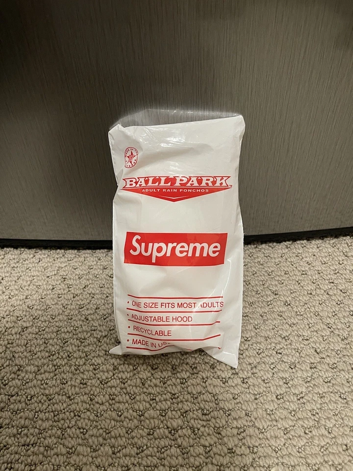 EN MANO * SS20 Supreme Ball Park Poncho de Lluvia Adulto Auténtico Capucha Ajustable Foto 1 de 2