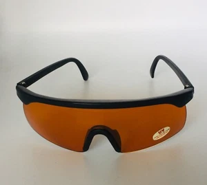 Eine Sonnenbrille schwarzes Gestell orange mit Gläsern mit UV-Schutz (M36) Unisex - Bild 1 von 4