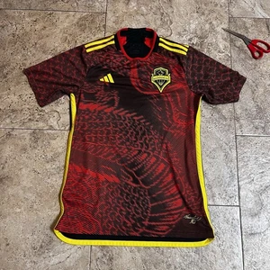 Seattle Sounders 2023 Bruce Lee jersey slim fit by Adidas MEDIUM Official Red - Picture 1 of 6