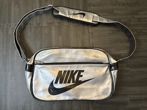 Vintage 90’s Nike Silver Vinyl Patent Leather Swoosh Logo Shoulder Duffel Bag - Bild 1 von 11