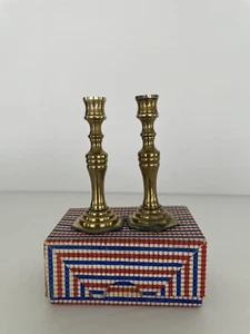 "Antiguos candelabros miniatura de latón pr. con caja casa de muñecas Inglaterra de 2 3/4""" - Imagen 1 de 10