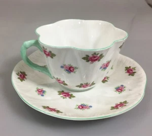 Taza de té y platillo Shelley delicado Rosebud borde festoneado hueso China Inglaterra - Imagen 1 de 5
