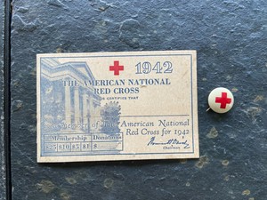 VINTAGE 1942 AMERICAN NATIONAL RED CROSS MEMBERSHIP CARD + PIN ITEM #4467-15