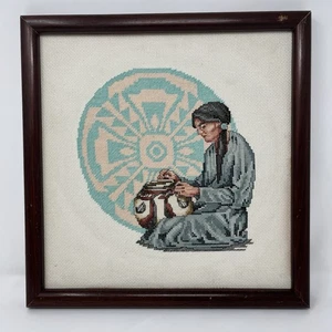 Vintage 12x12 fertiger Kreuzstich gerahmte Kunst Indianer Korbmacherei - Bild 1 von 7