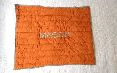 ¡Nuevo! Almohada acolchada Pottery Barn niños simulada monograma MASON naranja gris Foto 1 de 3