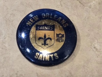 复古 1 英寸圆形 20 世纪 60 年代全新奥尔良圣人足球胸针纽扣 AFL NFL LAR LU 线 — 第 1/3 张图片
