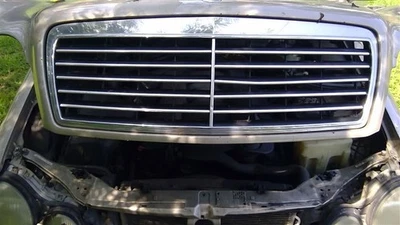 Rejilla 210 tipo E55 compatible con 96-99 Mercedes clase E OEM Foto 1 de 4