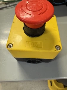 Emergency Stop Pushbutton Twist to Release IDEC HW1X-BV401-R 22mm - Bild 1 von 4