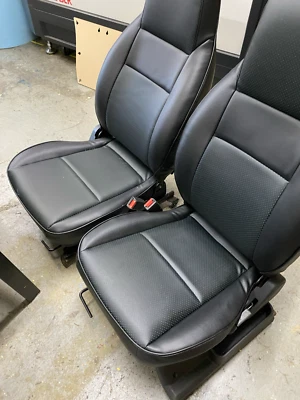 Kit de fundas de repuesto de asiento Geo Tracker 1989-1998 (solo delanteras TODAS NEGRAS) Foto 1 de 2