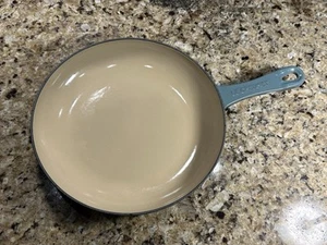 Le Creuset 9.75” Enameled Cast Iron Shallow Fry Omelet Pan Kitchen Chef NEW - Picture 1 of 10