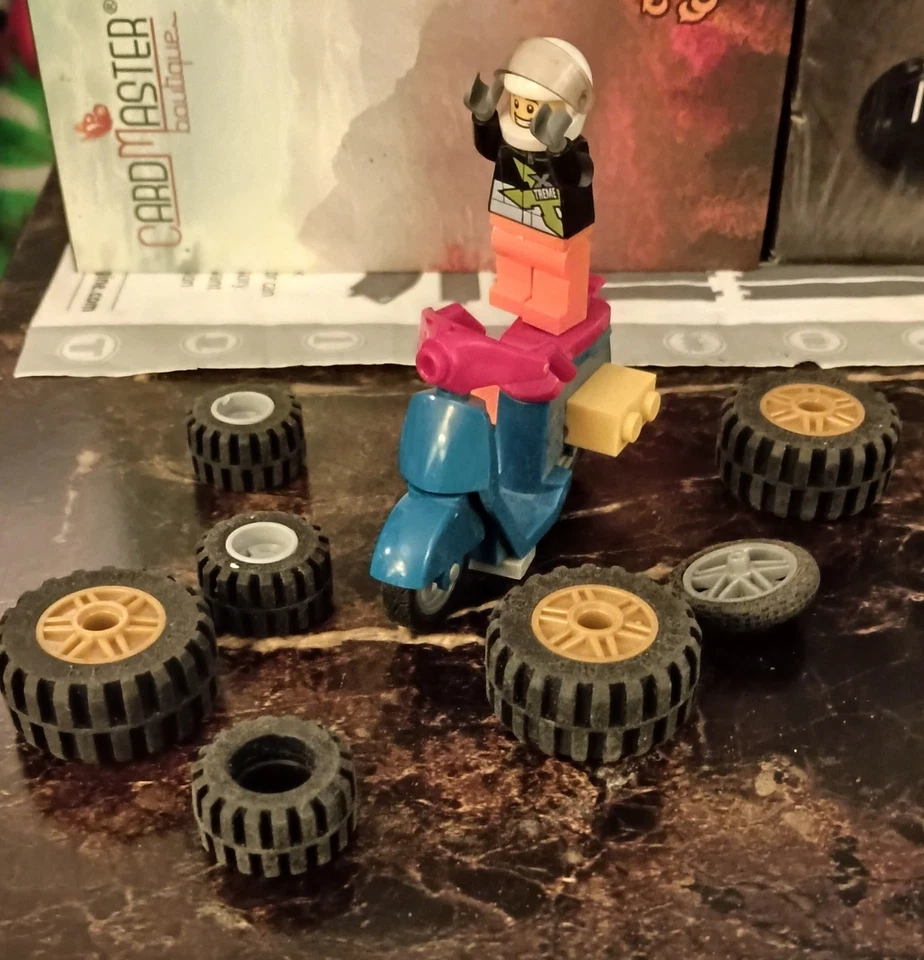 Lego Stunt Driver mini figura y bicicleta + lote de piezas como se muestra en la foto Foto 1 de 1