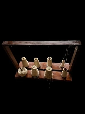 Antiguo soporte de cono de madera de 8 hilos para tejer. Usado en excelente estado. RARO Y ÚNICO. Foto 1 de 4