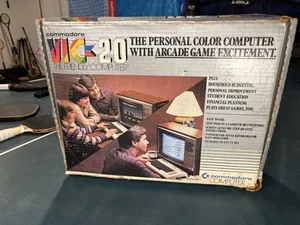 Commodore VIC-20 Vintage Computer System With Original Box Two Joysticks - Zdjęcie 1 z 13