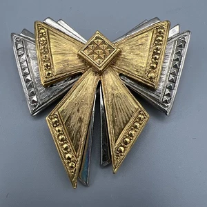 Broche prendedor vintage de lazo de doble cinta de dos tonos dorado y plateado con textura Avon - Imagen 1 de 10