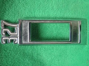 3950773 GM 1969 CHEVROLET IMPALA GUARDABARROS DELANTERO 327 MARCADOR LATERAL BISEL EMBLEMA NOS - Imagen 1 de 1