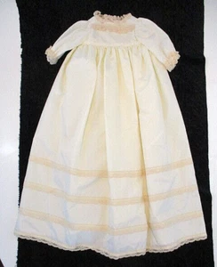 Handgefertigtes cremeweißes ausgefallenes PUPPENKLEID Kleid Baby Puppe Reborn 29 Zoll lang neu aus altem Lagerbestand - Bild 1 von 13