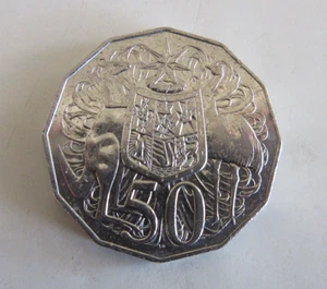 2016 - Australian 50 Cent Coin - Coat of Arms & Queen Elizabeth II - Circulated - Picture 1 of 4