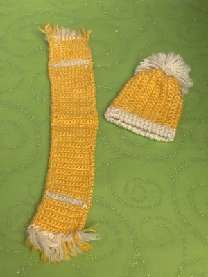 Accesorios para muñecas Barbie: lindo sombrero y bufanda a juego amarillo y blanco de ganchillo Foto 1 de 4