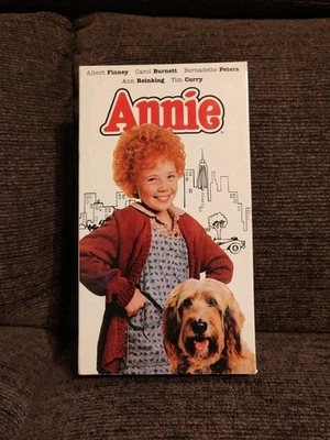 Annie 1982 (VHS - 1994), Rated G, Albert Finney, Carol Burnett, Berndette Peters Foto 1 de 4