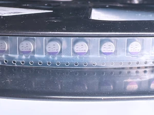 25 Stück 6SVPC330M Panasonic 330uF 6,3V 6,3x5,9 SMD Polymer Aluminium Kondensator - Bild 1 von 2