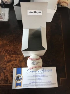 JED HOYER - CHICAGO CUBS PRESIDENT MLB BÉISBOL FIRMADO/AUTOMÁTICO - RECAUDACIÓN DE FONDOS MISTRY - Imagen 1 de 5