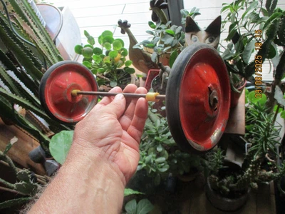 Ancienne Paire de Roulette Métal de Poussette Landau de Poupée Cheval à Bascule - Photo 1/4