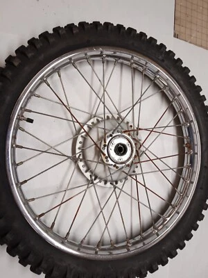 Rueda delantera Honda Elsinore MT250 con buen neumático Foto 1 de 4