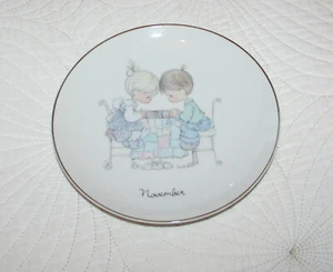 Precious Moments Enesco NOVEMBER Teller Porzellan Sammlerstück 1983 Made In Japan - Bild 1 von 3