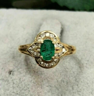 Anillo de compromiso de esmeralda verde simulada de corte ovalado de 2 quilates enchapado en oro amarillo de 14 quilates Foto 1 de 3