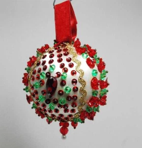 Vintage 60er/70er Satin weiß, rot & grün Perlen Weihnachtsschmuck Kugel 3,5" B20 - Bild 1 von 1