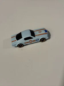 Hot Wheels - Ford Mustang Fastback Gulf 1965 - diecast 1:64 - sin caja - Imagen 1 de 3