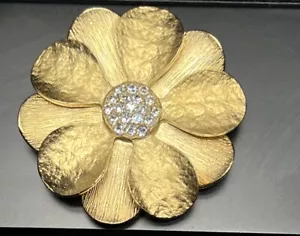 Premier Designs signierte Brosche Anhänger strukturiert goldfarben Blume mit Strass - Bild 1 von 5
