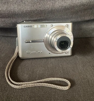 Casio EXILIM EX-S600 6.0MP Digital Camera Bundle - Silver - Image 1 of 4