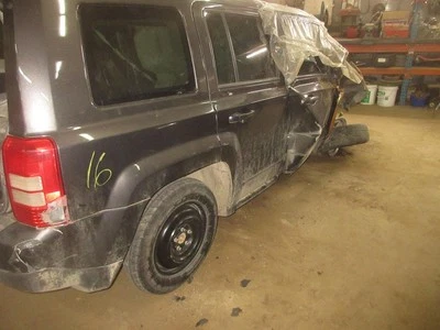 Used Rear Left Exterior Door Handle fits: 2016 Jeep Patriot assembly painted doo Foto 1 de 4