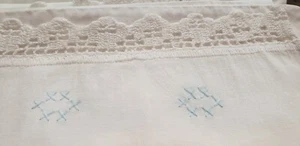 Estuches de almohada vintage algodón con borde de ganchillo en blanco y azul claro x patrón c - Imagen 1 de 5