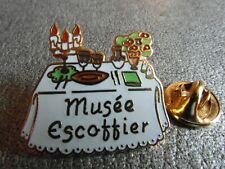 RARE PINS PIN'S - MUSEE ESCOFFIER - GASTRONOMIE - Signé PIN'S TOP * EGF *