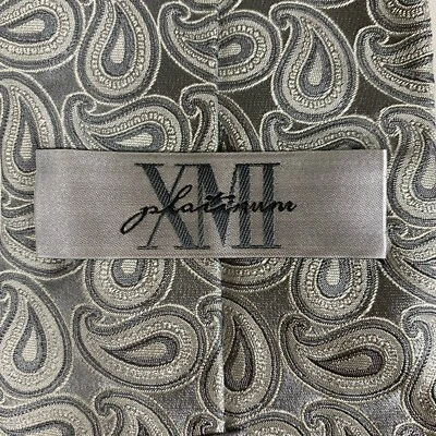 NUEVO CON ETIQUETAS | Corbata XMI Platino Para Hombre 100% Seda Plata Paisley Hecha en EE. UU. 3.50" Foto 1 de 4