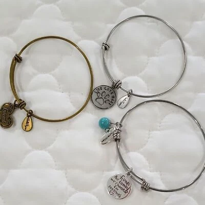 Brazaletes ajustables Bella Ryann & Unwritten dorados y plateados amigos pata de perro Foto 1 de 4