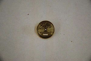 ELVIS PRESLEY IN CONCERT 2010 RECORD METAL LAPEL PIN BADGE NEW OFFICIAL RARE - Picture 1 of 2