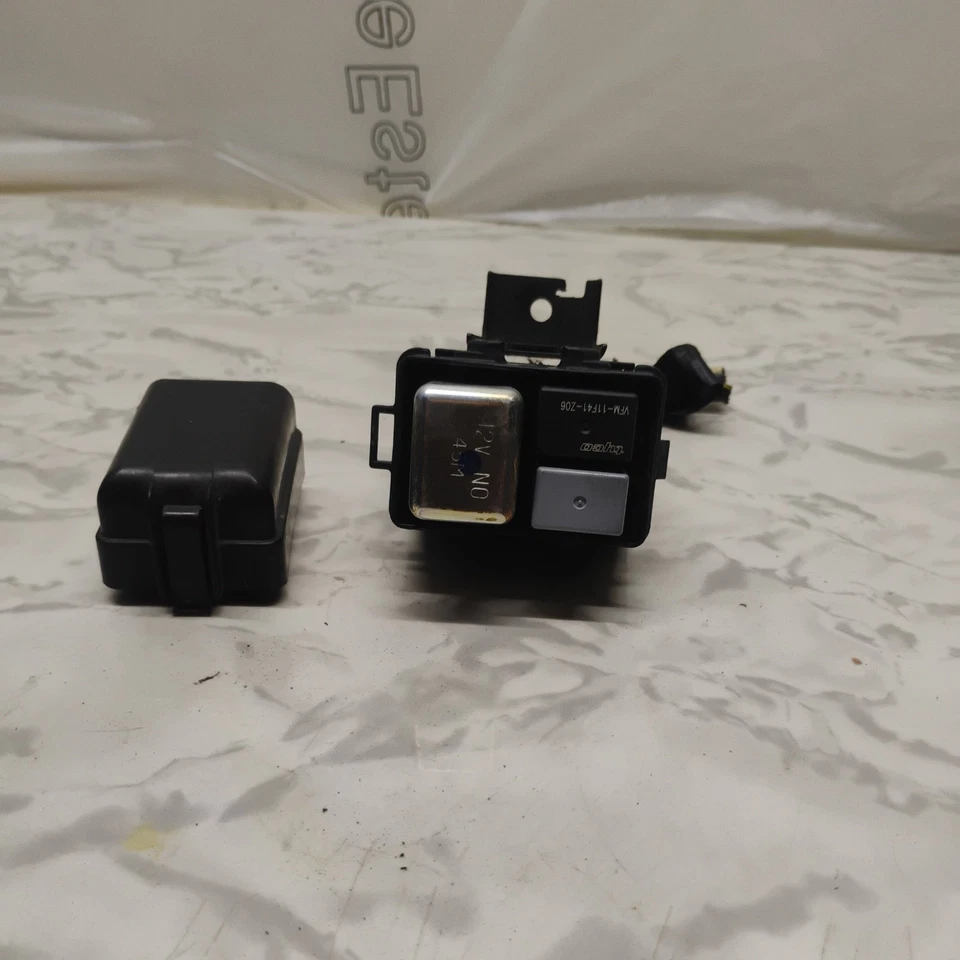 2002 Honda Odyssey sob o capô lado direito. CAIXA DE RELÉ PEQUENA com SUPORTE E TAMPA FABRICANTE DE EQUIPAMENTO ORIGINAL B54 - Imagem 1 de 4