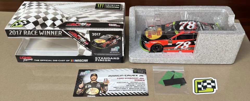 Martin Truex Jr 2017 Championship Car + Miami versión de carreras 1:24 2017 Foto 1 de 2
