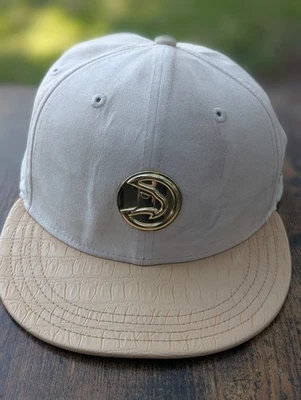 Chapéu Atlanta Hawks New Era Black Label Strapback – Logotipo de metal dourado aba falsa de crocodilo - Imagem 1 de 4
