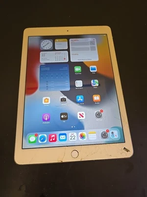 Apple iPad Air 2 128GB Wi-Fi 9.7" Silver A1566   - CRACKED SCREEN.  (DK803) - Image 1 of 4