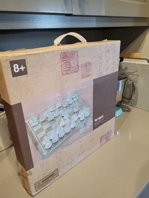 Juego de tablero de ajedrez de madera Old Pier 1 Imports con cajones de almacenamiento Foto 1 de 4